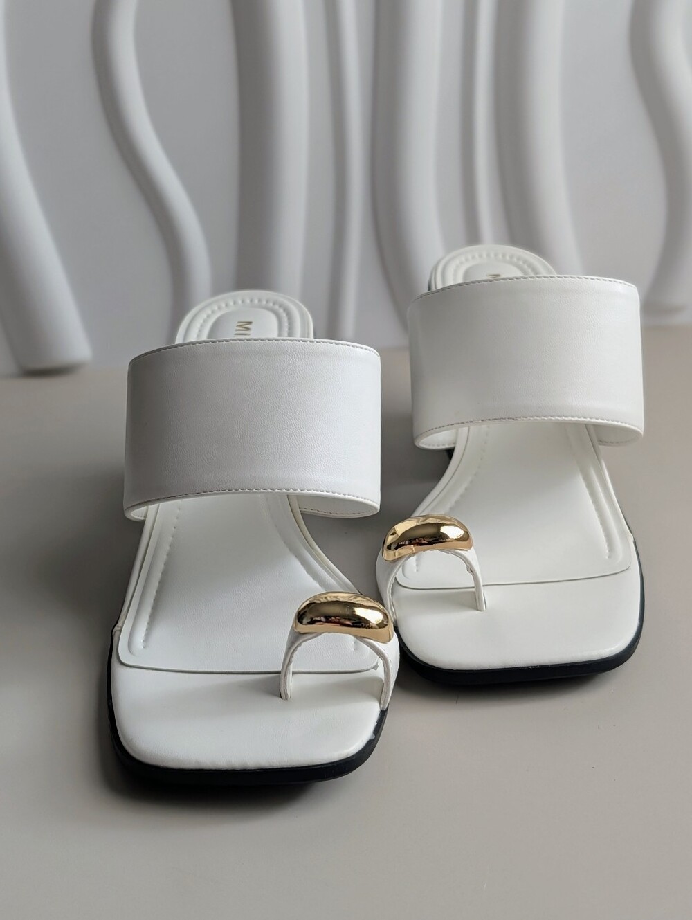 NWT MIA White Gold Toe Ring Block Heel Sandals Size 8